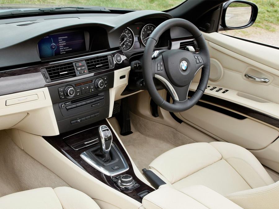  BMW 335i Convertible 2010 года  (UK) (фото 2 из 8)